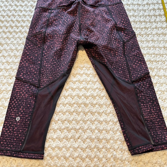Lululemon Outrun 17" Crop Leggings Shatter Weave Dust Coral Plum
Black - Picture 2 of 5